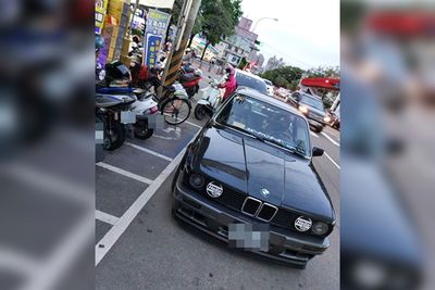 BMW女駕駛並排擋車格！打開車門「轉身一動作」繼續逛　下場網笑了