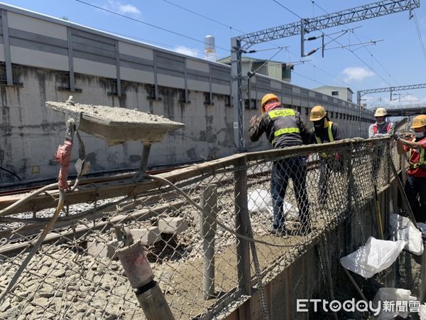 ▲交通部鐵道局台南地下化工程施工導致舊南台南站附近東側鐵軌下陷路線坍塌，承商已將備妥的道碴提供現場緊急人工補實道碴。（圖／記者林悅翻攝，下同）