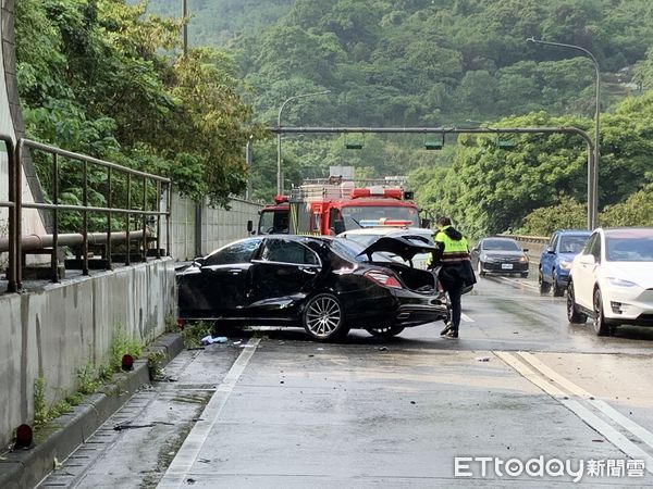 ▲北市信義快速道路往文山方向24日下午3時許發生一起賓士車追撞前車的意外車禍、兩車5人送醫觀察。（圖／記者張君豪翻攝）