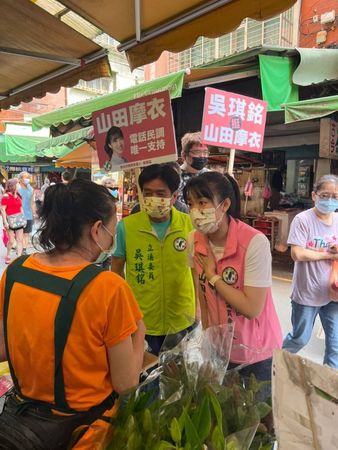 ▲▼吳琪銘陪山田摩衣市場掃街。（圖／山田摩衣提供）