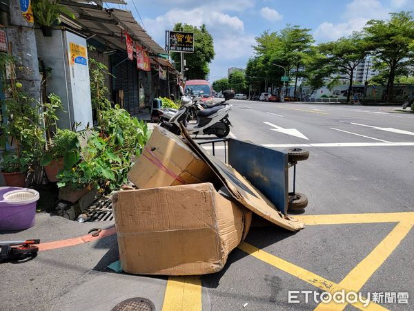 ▲▼75歲陸男騎機車未注意前方路況，撞飛回收老婦，警方以車追人傳喚他到案             。（圖／記者陳以昇翻攝）