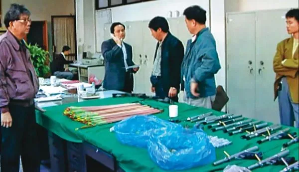 警方為追捕殺憲兵奪槍案歹徒，進行全台大掃蕩，查獲不少槍械。（東森新聞提供）