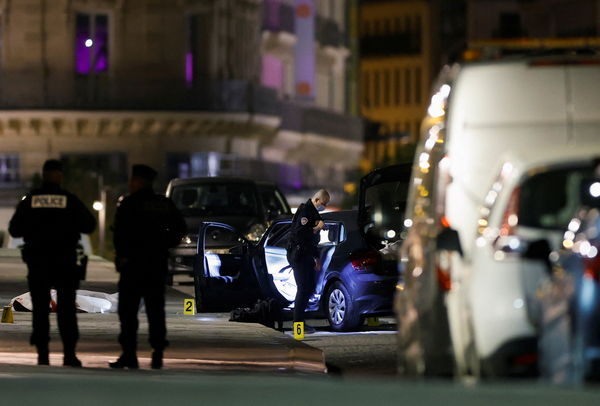 ▲▼法國大選結果出爐後，巴黎爆發示威抗議，警方朝著試圖衝撞員警的車輛開槍，造成2人喪命。（圖／路透）
