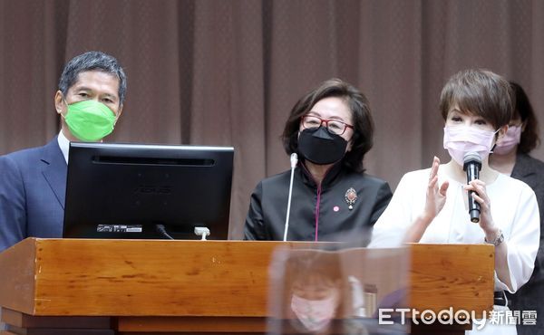 ▲▼立法院教育及文化委員會 華視新聞誤植跑馬燈事件進行報告 李永得 陳郁秀 陳雅琳 立委林奕華質詢。（圖／記者屠惠剛攝）