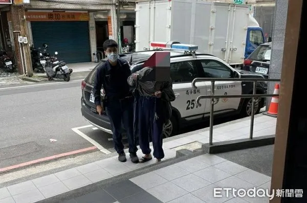 ▲警方找到買菸迷途老翁並帶回警所。（圖／桃園警分局提供）