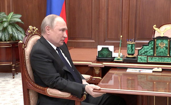 ▲▼ 俄羅斯總統普丁21日與官員會晤，伸手緊抓著桌沿。（圖／路透）