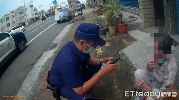 ▲▼住在楠梓區的陳姓老婦人為了要準時上課，竟頂著大太陽徒步走4公里，因迷失方向加上體力不支跌坐路邊，所幸遭員警發現協助返家。（圖／記者吳世龍攝）