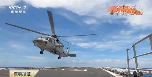 ▲▼中國官媒首度曝光直-20F反潛直升機在055型驅逐艦上進行起降畫面。（圖／翻攝自央視）