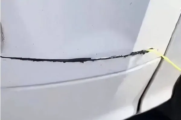 ▲▼ 風箏線割裂車頭            。（圖／翻攝 網易）