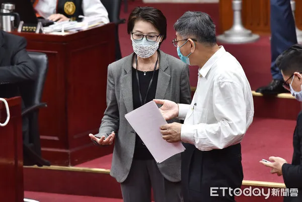 ▲▼柯文哲赴北市議會專案報告,與副市長黃珊珊不時交換意見。（圖／記者李毓康攝）