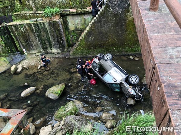 ▲▼       皇帝殿風景區轎車墜落溪谷      。（圖／記者陳以昇翻攝）