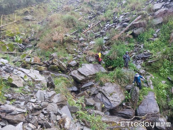 ▲▼宜蘭搜救人員在太平山區地毯式搜尋失聯3天戴姓太平山莊住宿客。（圖／記者游芳男翻攝，下同）