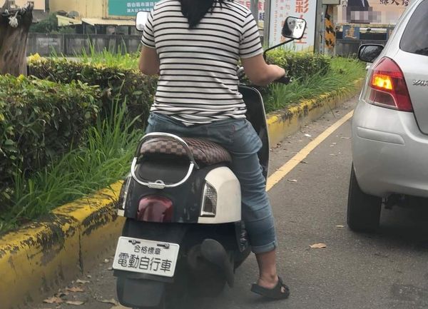 ▲▼類機車？他在路上見「多一根」的電動自行車：哪裡怪怪的。（圖／翻攝自爆廢公社）