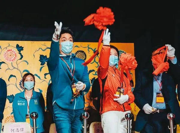 蔣萬安9日與黃珊珊同台出席保生文化祭，2人在剪綵後，各自與民眾握手互動，拚場意味濃厚。（翻攝蔣萬安臉書）