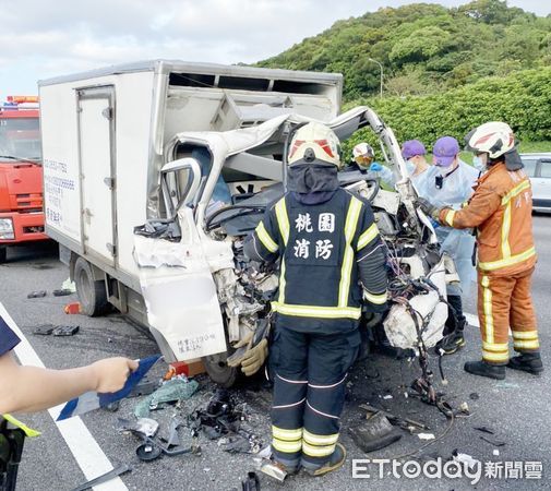 ▲國一北上45.2公里處26日清晨6時許發生小貨車追撞聯結車意外，消防人搶救受困駕駛。（圖／記者沈繼昌翻攝）