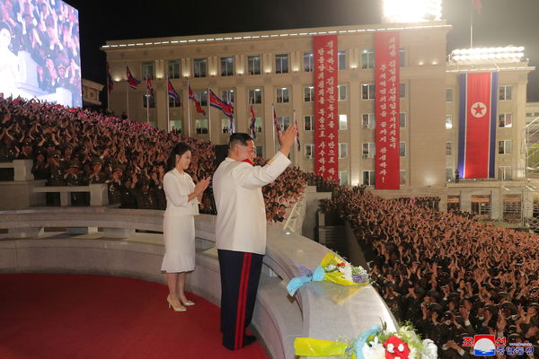 ▲▼金正恩攜手妻子李雪主共同出席閱兵典禮。（圖／路透社）