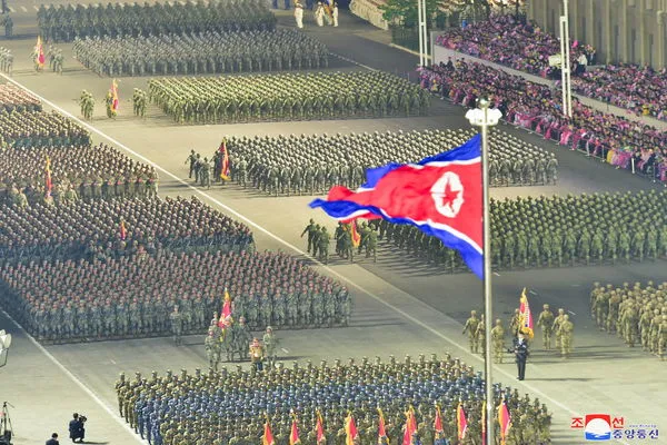 ▲▼北韓於25日晚間在金日成廣場進行閱兵儀式，慶祝90周年建軍節。（圖／路透社）