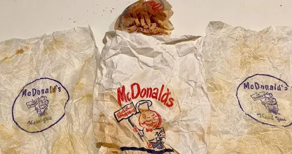 美國男子從牆壁中翻出一份1959年的麥當勞薯條。（圖／翻攝自Reddit）