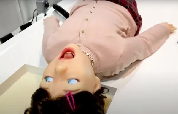 ▲▼日本為牙科醫學生研發一款「機器人病患」，模擬兒童翻白眼、抽搐畫面有如鬼娃。（圖／YouTube）
