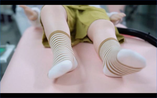 ▲▼日本為牙科醫學生研發一款「機器人病患」，模擬兒童翻白眼、抽搐畫面有如鬼娃。（圖／YouTube／tmsuk）