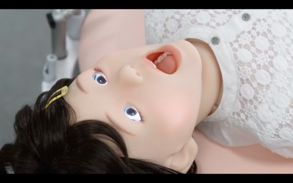 ▲▼日本為牙科醫學生研發一款「機器人病患」，模擬兒童翻白眼、抽搐畫面有如鬼娃。（圖／YouTube／tmsuk）