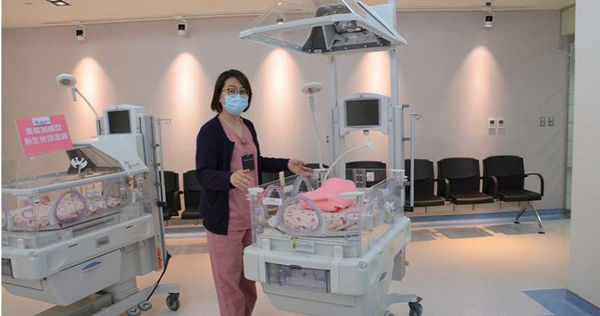 醫師吳昌騰教爸媽預防嬰幼兒確診。（圖／莊旻靜攝）