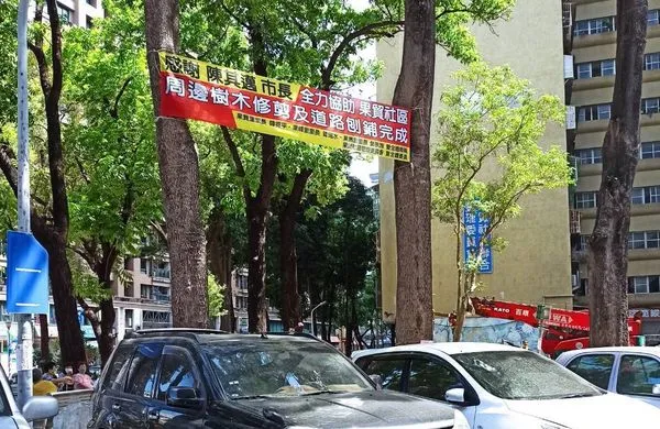 ▲▼30年都沒修繕！陳其邁下令重舖果貿道路，深藍里長都忍不住說讚。（圖／民眾提供）