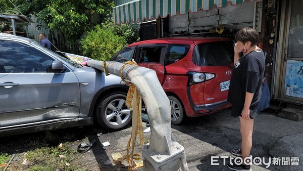 ▲婦人疑身體不適，開車失控衝撞路邊電桿和汽機車。（圖／民眾提供）