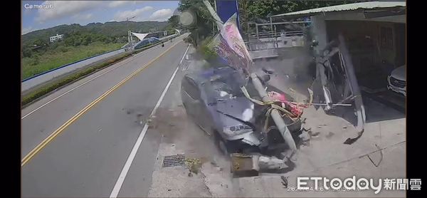 ▲婦人疑身體不適，開車失控衝撞路邊電桿和汽機車。（圖／民眾提供）