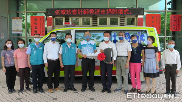 ▲▼ 張威珍會計師捐贈救護車回饋鹿草家鄉。（圖／記者翁伊森攝）