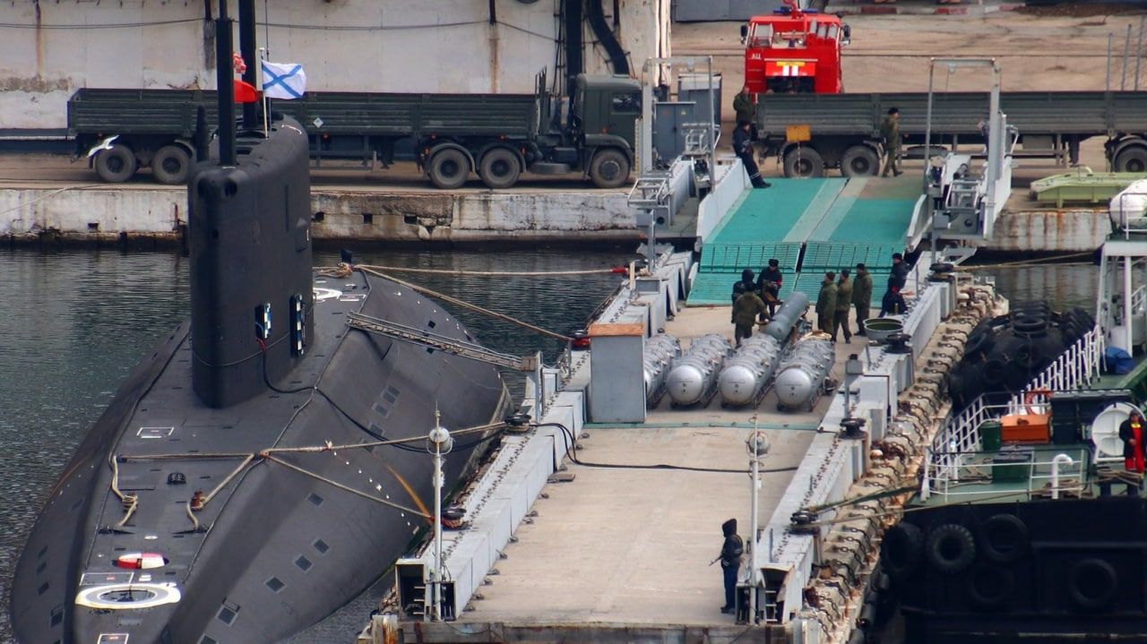 ▲▼俄羅斯基洛級潛艇「大諾夫哥羅德號」（Veliky Novgorod）被拍到停泊於克里米亞港口，並正在裝載口徑巡弋飛彈。（圖／翻攝自推特／@RebeccaRambar）