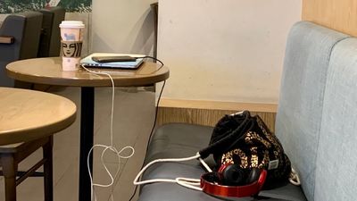 星巴克鄰桌｢留筆電、手機」也沒被拿走　美國3寶媽驚：這就是我愛台灣的地方