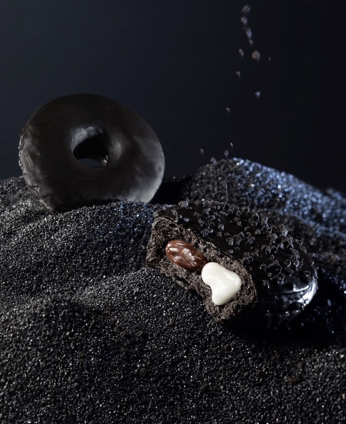 ▲黑色甜甜圈。（圖／翻攝自IG）