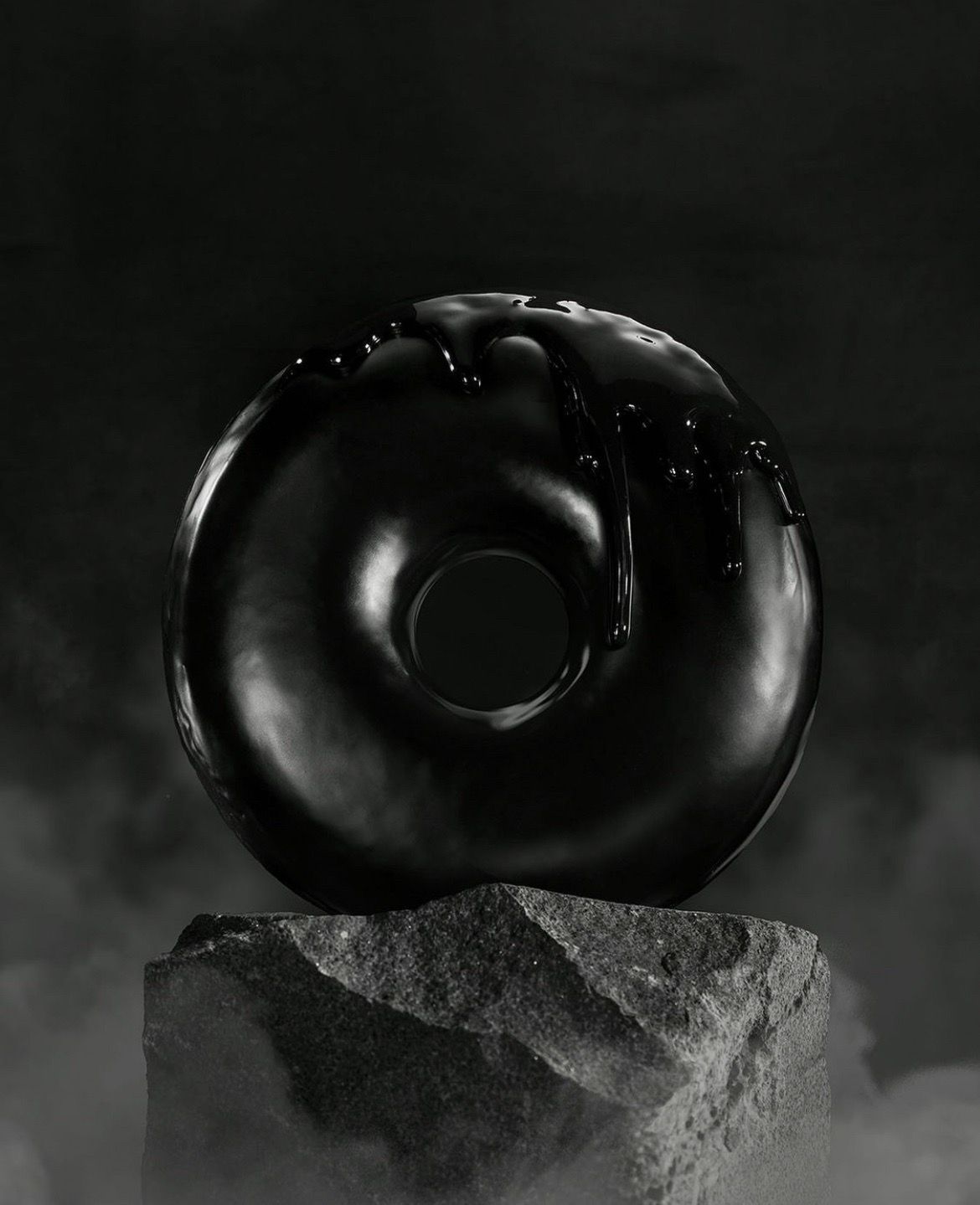 ▲黑色甜甜圈。（圖／翻攝自IG）