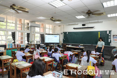 時代眼淚?媽回憶在視聽教室看影片 小6女反問一句「是什麼」