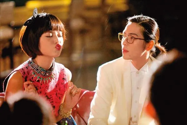 《大宅們》是阿諾（左）唯一參與的電影演出，她在電影中作勢強吻蕭敬騰（右）。（翻攝自大宅們臉書）