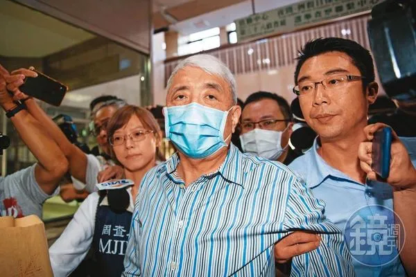 李恆隆為搶回SOGO經營權，官司訴訟近20年，為了召開公聽會力拚《公司法》修法，涉及行賄朝野立委遭訴。