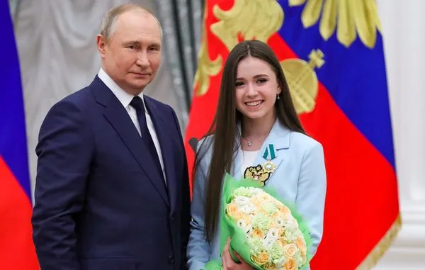 ▲▼  俄羅斯總統普丁（Vladimir Putin）和15歲花滑少女瓦莉娃(Kamila Valieva)           。（圖／達志影像／美聯社）