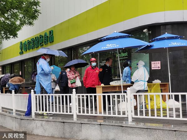 ▲北京西城區民眾在雨中進行核酸檢測。（圖／CFP）