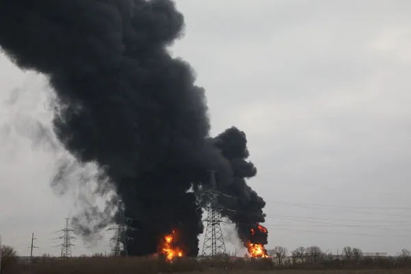 ▲▼ 俄羅斯別爾哥羅德市（Belgorod）一處油庫1日大火畫面。（圖／路透）