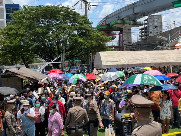 ▲泰國民眾排隊領COVID-19保險金。（圖／翻攝自Facebook／สรยุทธ สุทัศนะจินดา กรรมกรข่าว）