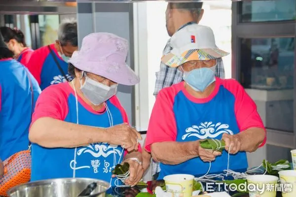 ▲客家長輩學做美味阿拜。（圖／記者楊漢聲翻攝）