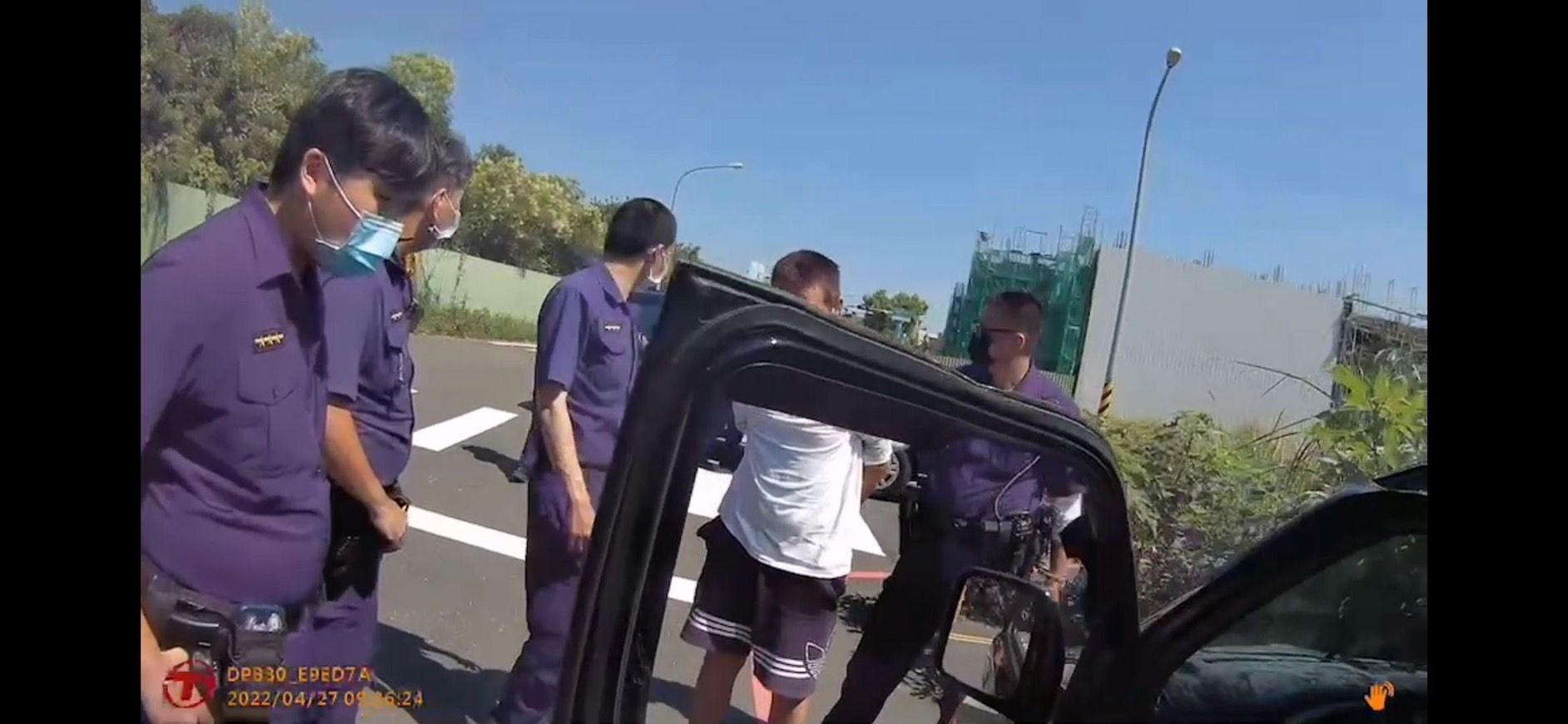 ▲▼嘉義街頭上演警匪追逐！通緝犯毀門落跑駕車撞警             。（圖／記者翁伊森翻攝）