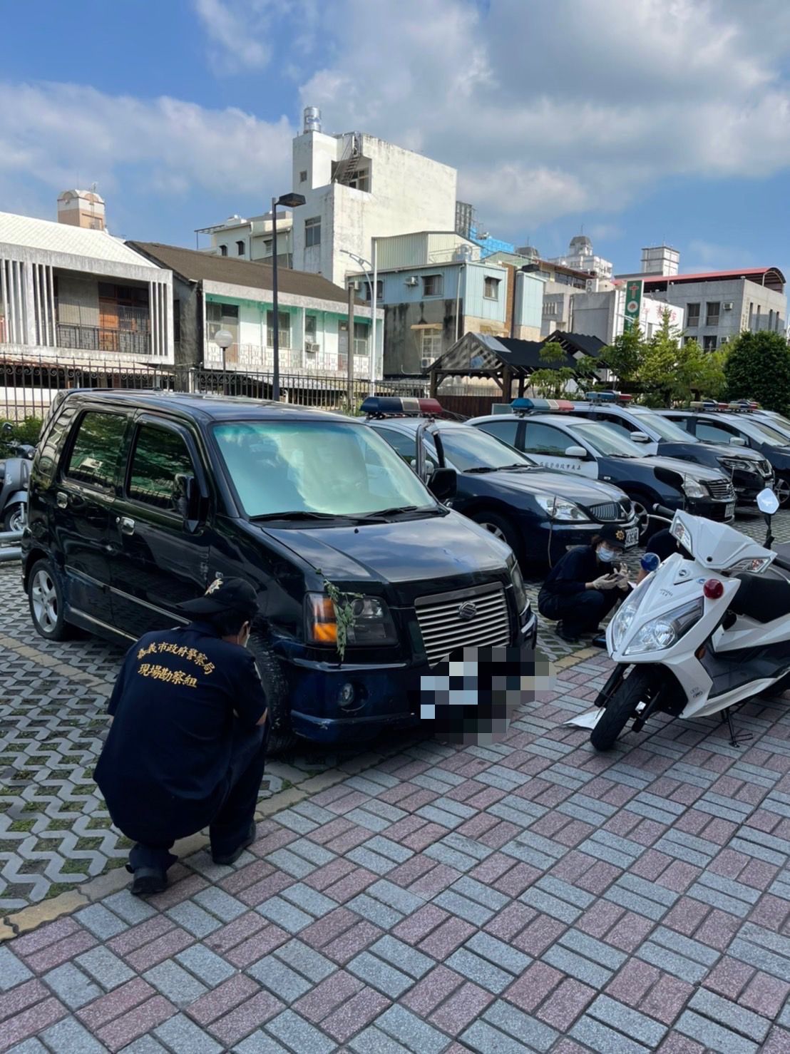 ▲▼嘉義街頭上演警匪追逐！通緝犯毀門落跑駕車撞警             。（圖／記者翁伊森翻攝）