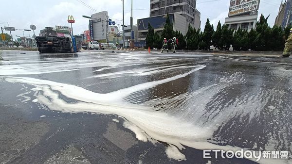 ▲▼小貨車載著2大桶硫酸灑滿路面，消防人員趕緊灑水降溫，也將路面硫酸清除乾淨。（圖／記者黃孟珍攝，下同）