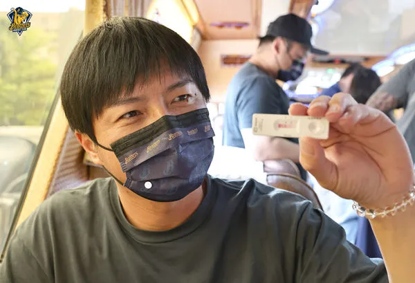 ▲兄弟快篩陰性。（圖／球團提供）