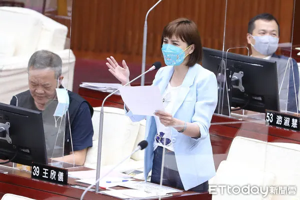 ▲▼ 0427 柯文哲赴台北市議會進行追加減預算報告-王欣儀 。（圖／記者黃克翔攝）
