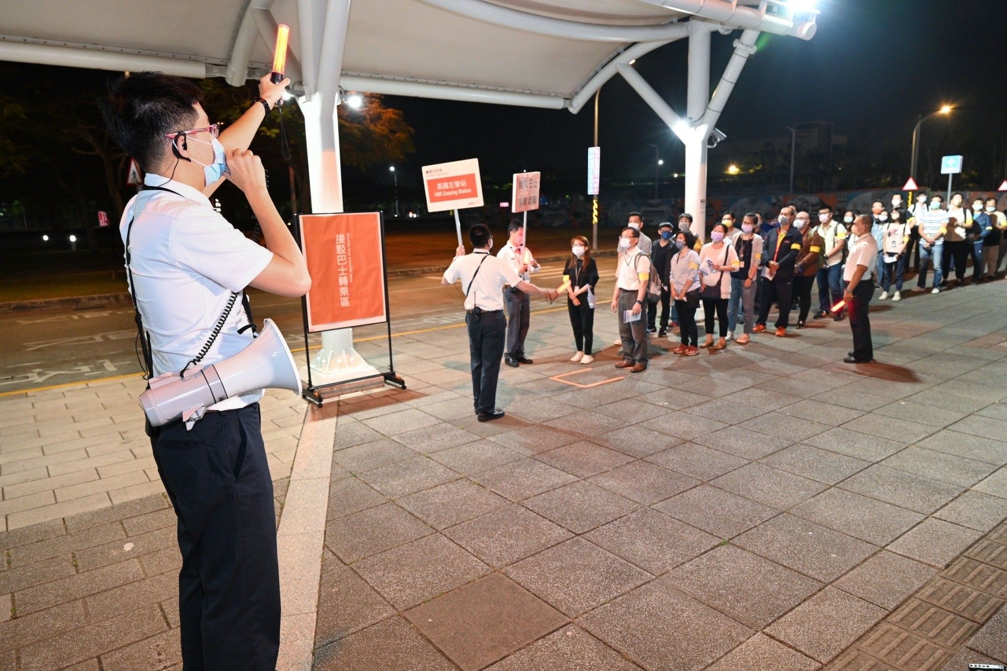 ▲▼台灣高鐵公司今(28)日凌晨於高鐵台南站舉辦「運轉變更旅客接駁」應變演練。（圖／高鐵）