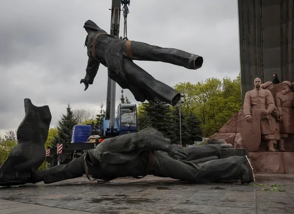 ▲▼基輔市長拉倒了「俄烏友誼紀念銅像」。（圖／路透）