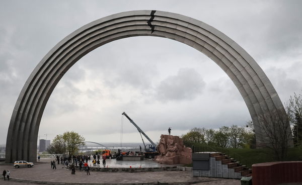 ▲▼「人民友誼拱門」（People`s Friendship Arch）被改名為烏克蘭人民自由拱門（Arch of Freedom of the Ukrainian People）。（圖／路透）